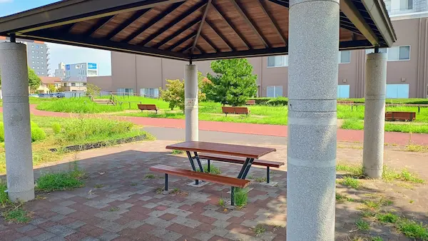 東石川第２公園の入り口付近にあるテーブル(屋根付き)