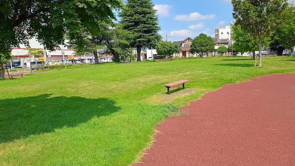 東石川第２公園の芝生とベンチ