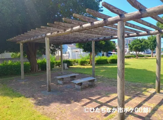 半屋根下ベンチ