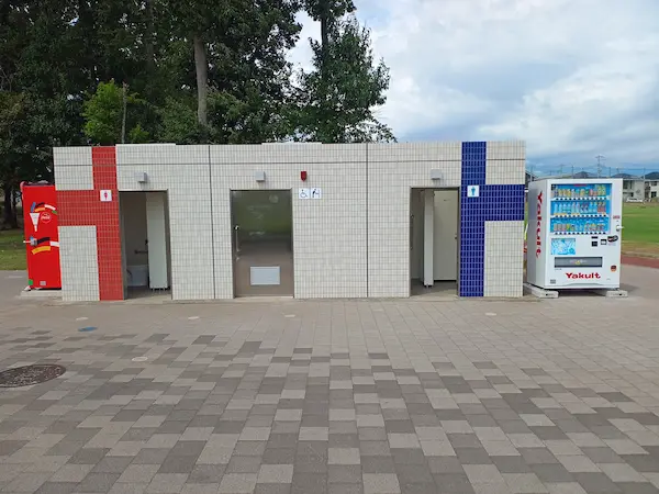 共用トイレとその横の自動販売機