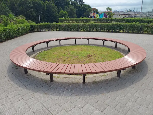 丸いベンチ