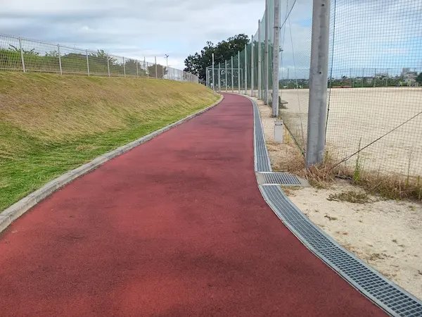 ウォーキング・ランニング用の赤い走路
