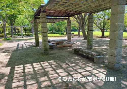 半屋根付きベンチ
