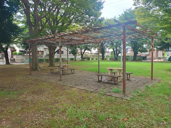 屋根のない屋根付きベンチ