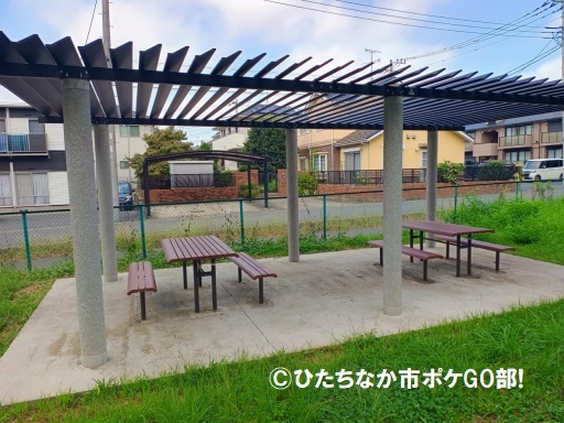 半屋根下ベンチ