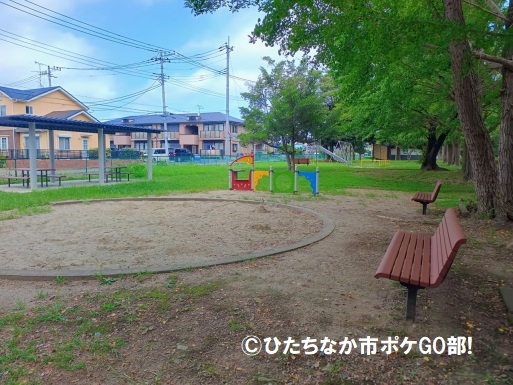 砂場とベンチ